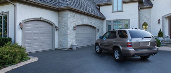 Maison avec porte de garage
