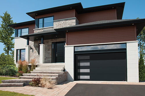 Maison comtemporaine avec porte de garage