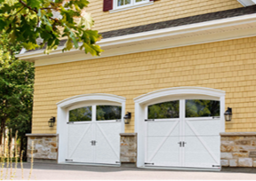 Maison avec portes de garage