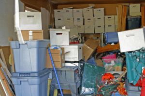 Garage encombré de boîtes