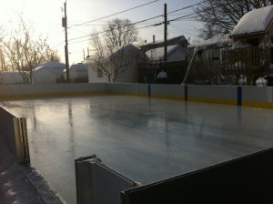 vieille porte de garage transformée en bordure de patinoire