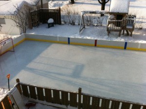 vieille porte de garage transformée en bordure de patinoire