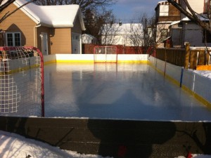 vieille porte de garage transformée en bordure de patinoire