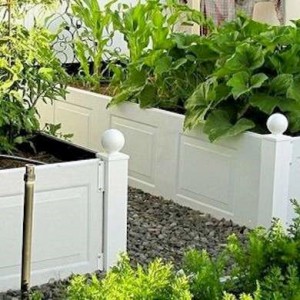 vieille porte de garage transformée en cloture de jardin