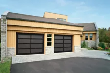 Maison avec portes de garage vitrée