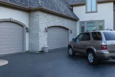 Maison avec porte de garage