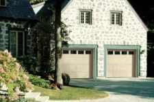 Maison avec porte de garage Shaker CC de Garaga