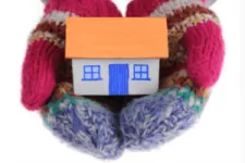 Petite maison protégée dans des mains