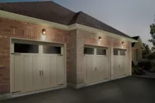 Maison avec porte de garage en acier