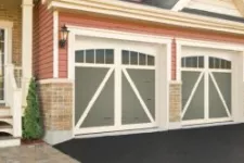 maison avec portes de garage Eastman