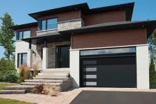 Maison contemporaine avec porte de garage