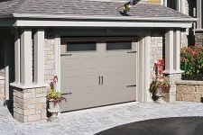 Porte de garage avec fenêtres