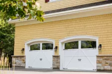 maison avec portes de garage