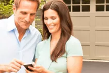 Un couple utilisant un cellulaire