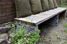 vieille porte de garage transformée en banc