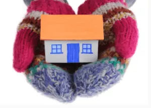 Petite maison protégée dans des mains