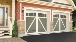 Maison avec porte de garage Eastman